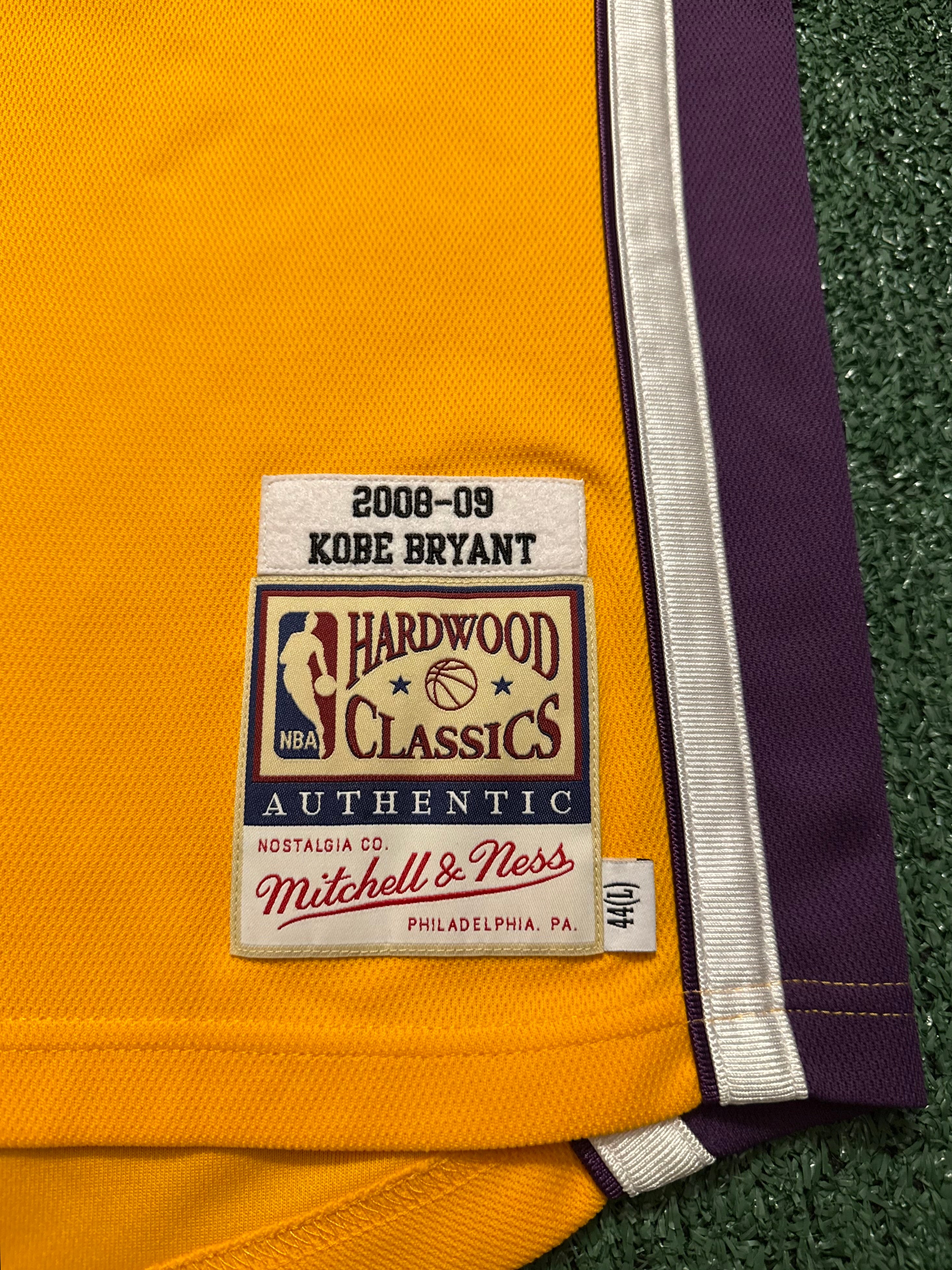 Kobe Bryant Los Angeles Lakers Jersey #24 Mitchell & Ness Authentic Gold Size 44 (L) NBA